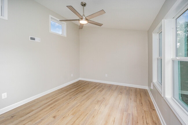 Building Photo - 358 Sheridan Dr