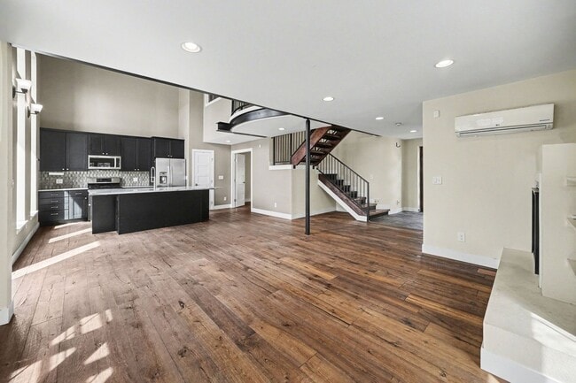 Building Photo - Stunning Luxury Home in Sunnyside **Move-In Special**