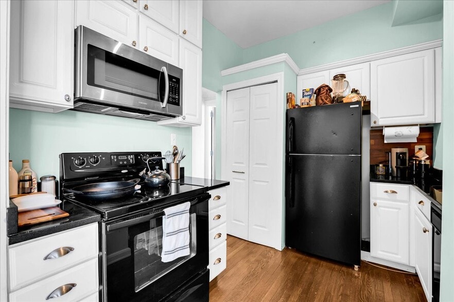 Building Photo - 2900 E Jefferson Ave