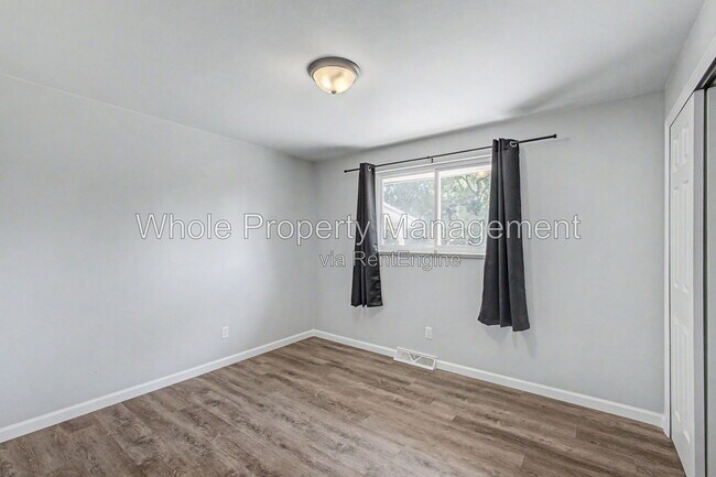 Building Photo - 3404 S Clinton Ct