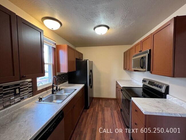 Building Photo - 4 Bedroom 2 Bathroom w/ Single Stall Garag...