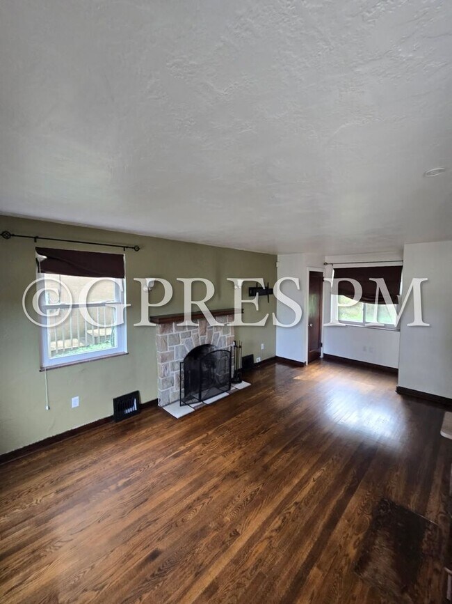 Building Photo - Welcome to this charming 3-bedroom, **Price reduction**