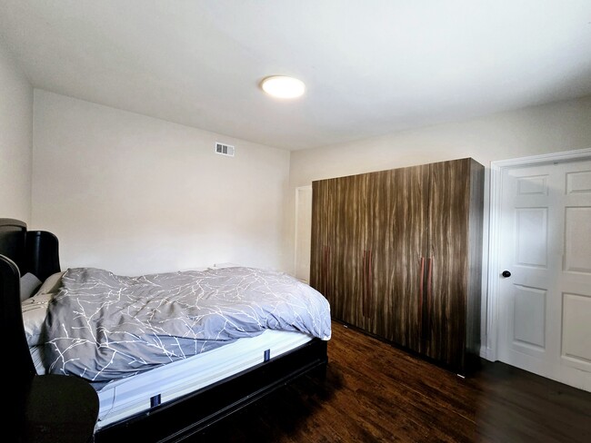 Master bedroom - 6600 Saloma Ave