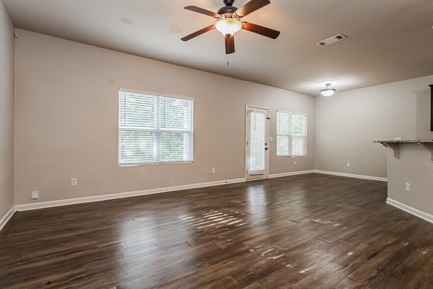 Building Photo - 1845 Simmons Ln