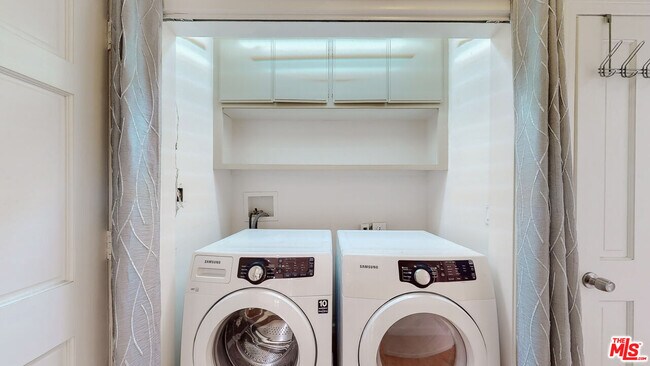 Building Photo - 1107 S Bundy Dr