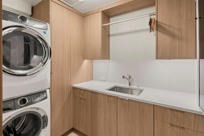 Building Photo - 447 E Cooper Ave