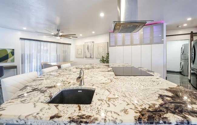 Building Photo - 2531 NE 47th St