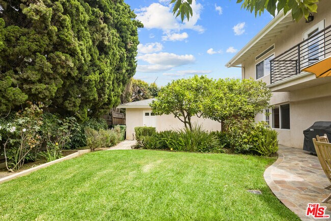 Building Photo - 907 Las Pulgas Rd