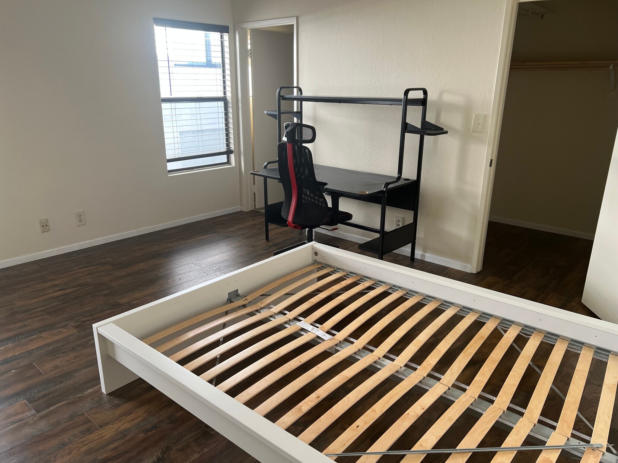 Mater bedroom with walking closet (with or without furniture) - 10824 Palms Blvd