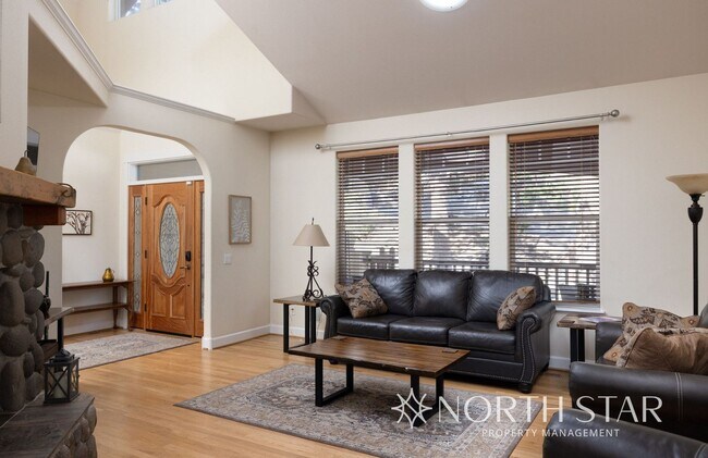 Building Photo - Spacious Bend 3 bed/2 bath Residence w/ Of...