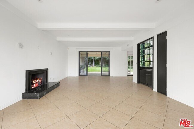 Building Photo - 1121 La Collina Dr
