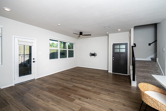 Building Photo - 16018 Oregon Oak Dr