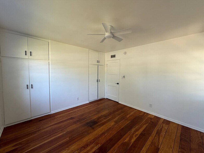 Building Photo - 13422 Oxnard St