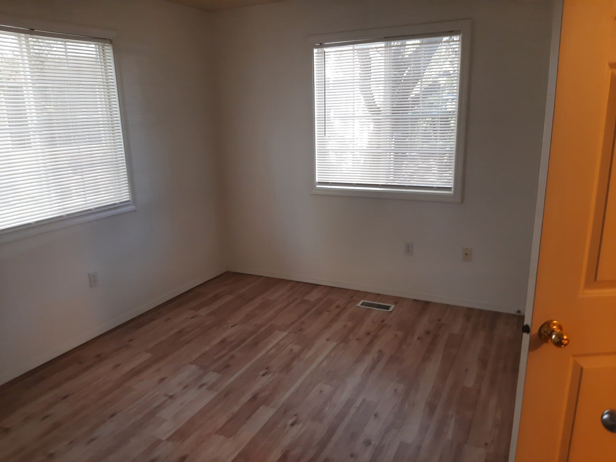 Building Photo - 5835 W Clearview Ln