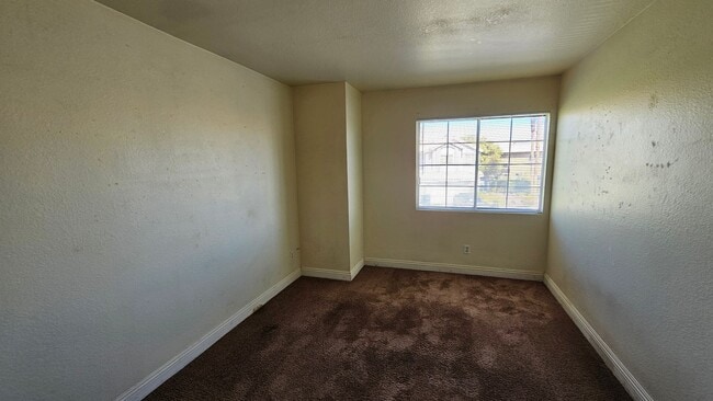 Building Photo - 4 Bedroom!  Buffalo & Smoke Ranch Area!