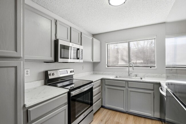 Building Photo - Updated 2 bed / 1 bath home in Lakewood!