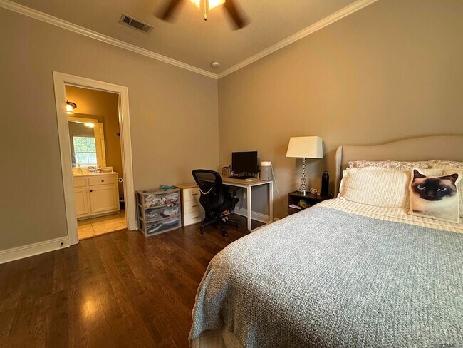 Building Photo - 828 Meadow Bend Dr