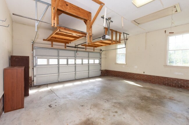 Building Photo - 2 WEEKS OF FREE RENT