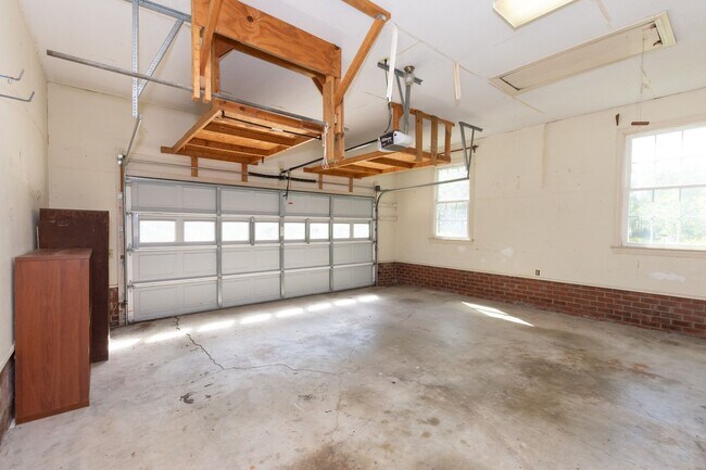 Building Photo - $300 off the first month's rent on a 12 month approved lease