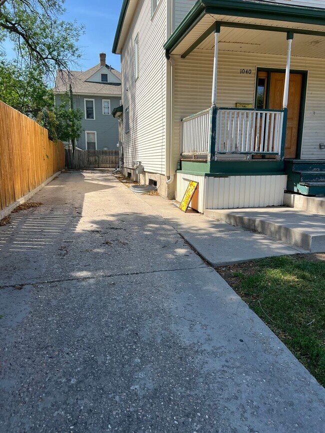 Building Photo - AVAILABLE NOW - BEAUTIFUL 6 bedroom home F...