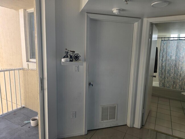 Building Photo - 102 SW 6th Ave