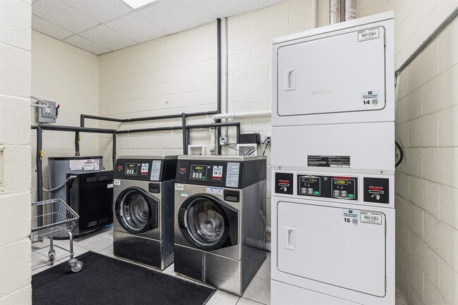 Building Photo - 905 River Rd