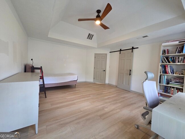 Building Photo - 215 Calgary Dr