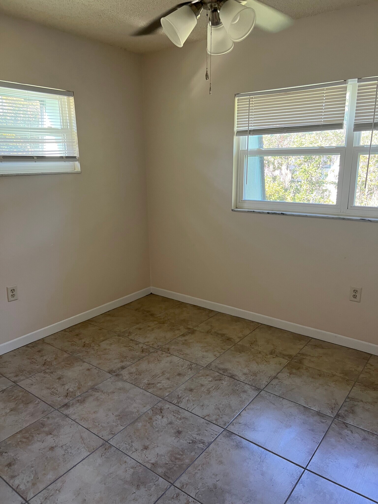 Building Photo - 1525 SE 25th St