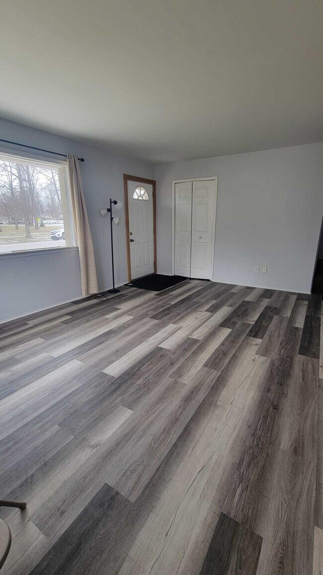 Building Photo - 655 Robinwood Dr