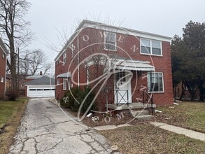 Building Photo - "Spacious 4-Bed Duplex in Toledo