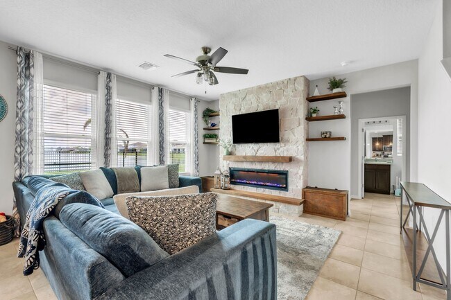 Building Photo - Spacious 5-Bedroom Home with Resort-Style ...