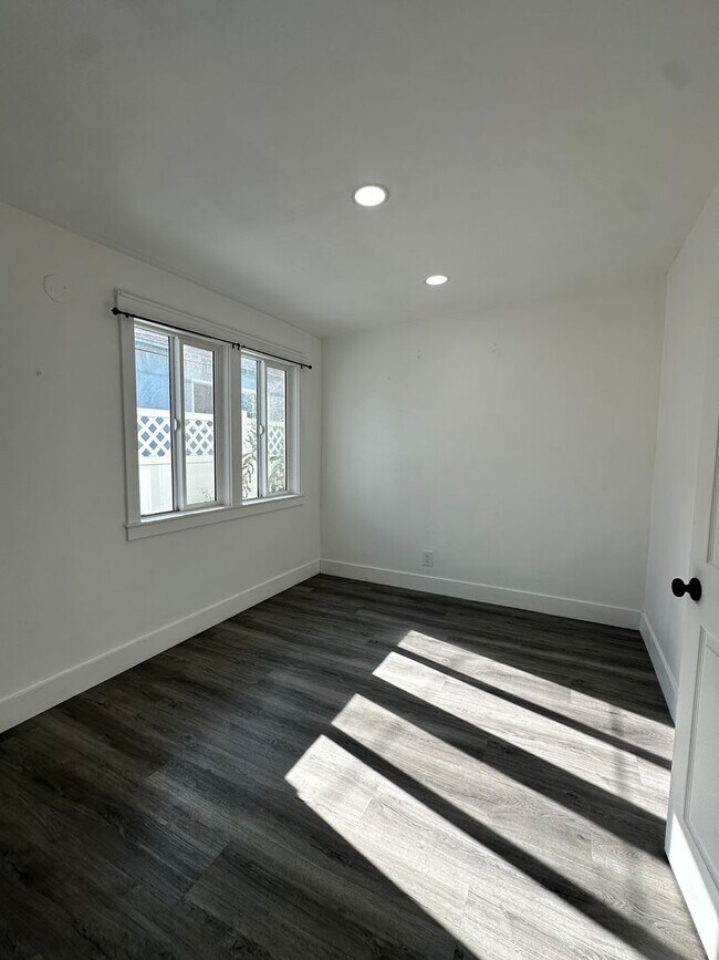 Building Photo - 730 E 48th St