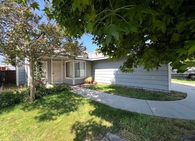 Building Photo - Charming Single story 3bed /2 bath newly renovated home