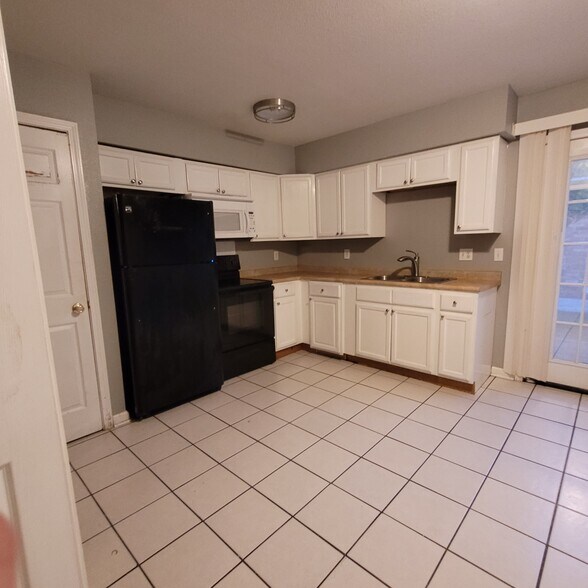 Kitchen - 3409 Golden Dr