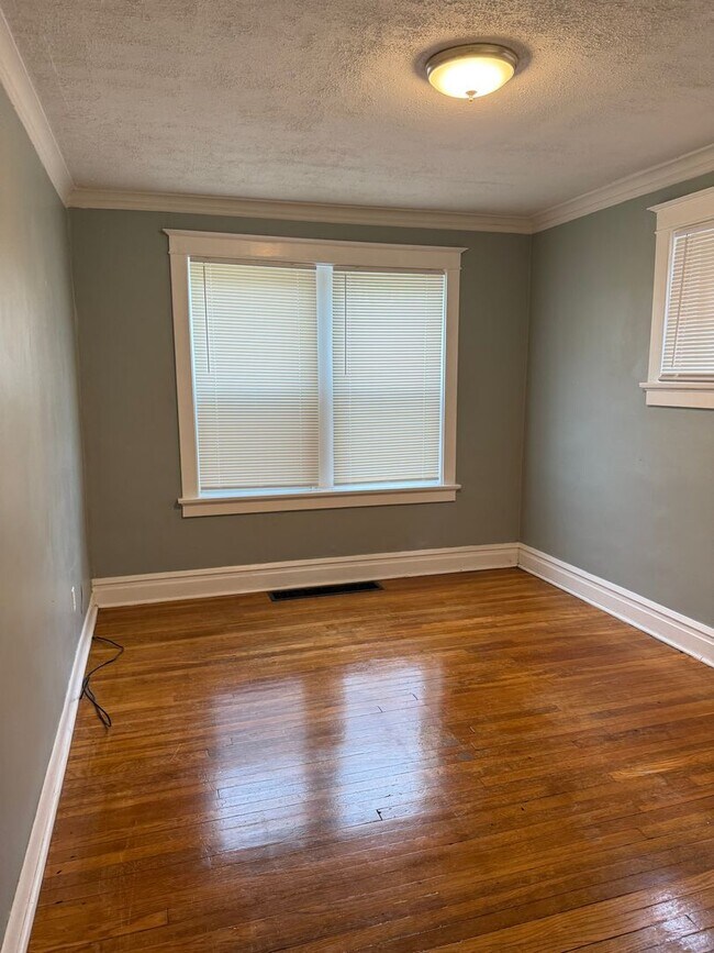 Building Photo - 5319 Sutherland Ave