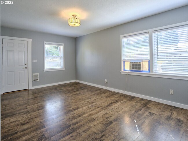 Building Photo - r3008unanderavev