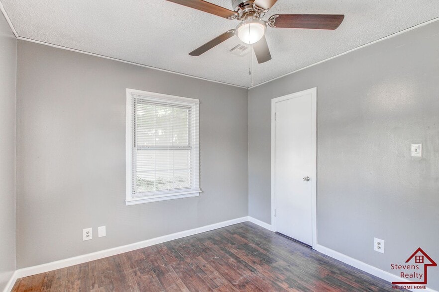 Building Photo - 1806 NW Lincoln Ave