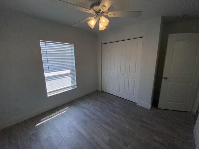 Building Photo - 553 E Ridge Cir N