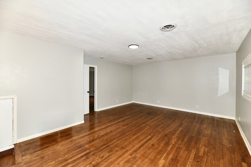 Building Photo - 3550 Eisenhower Dr