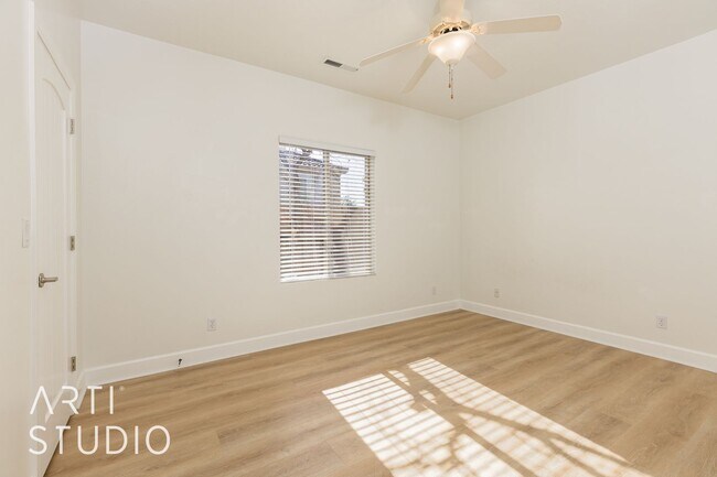 Building Photo - 4 Bedroom. 2/5 Bathroom Home in Meadow Val...