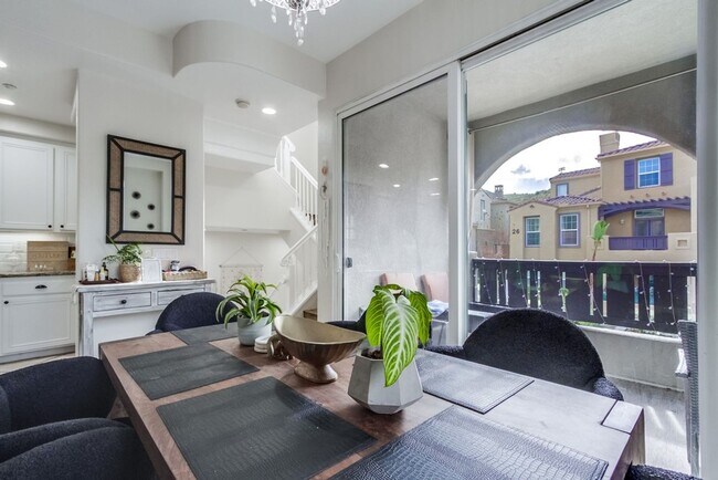 Building Photo - Spacious 3 Bed / 3 Bath Townhome with 2-Car Garage in Gated San Marcos Community