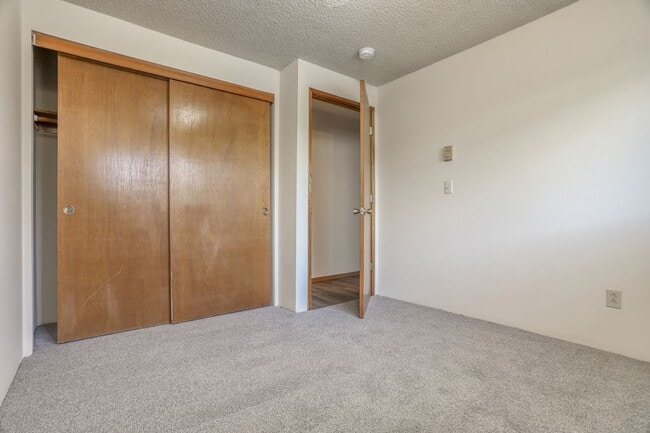 Building Photo - Great 2 Bed 1 Bath Duplex w/ New Flooring ...