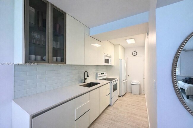 Building Photo - 100 Lincoln Rd