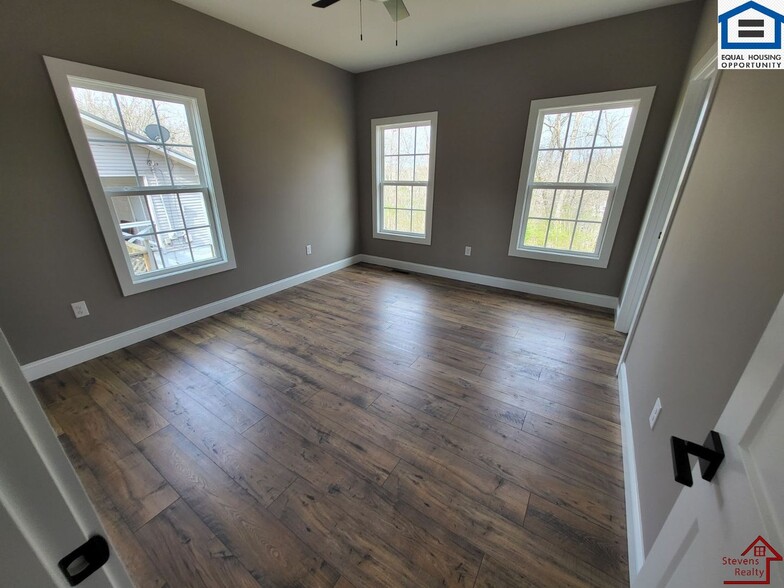 Building Photo - 165 Lakeshire Dr