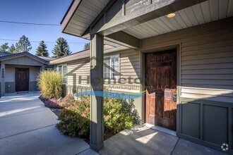 Building Photo - Newer 2 Bed 1 Bath Cottage Centrally Locat...