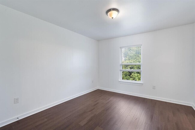 Building Photo - 6211 Manor Rd