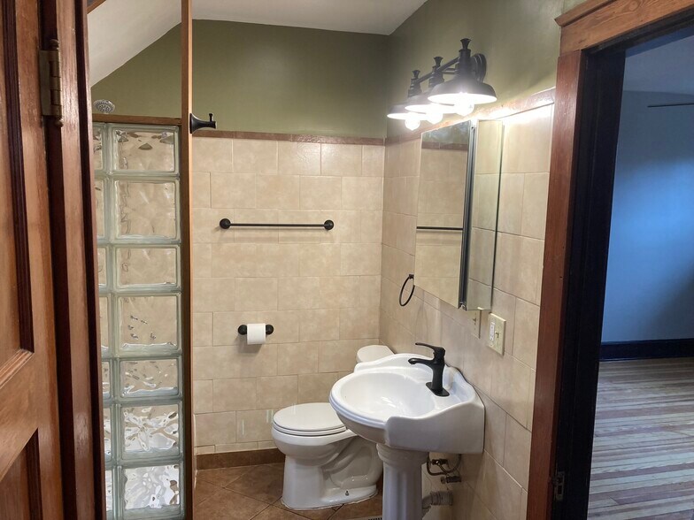 Medicine cabinet - 1122 Holman Ave