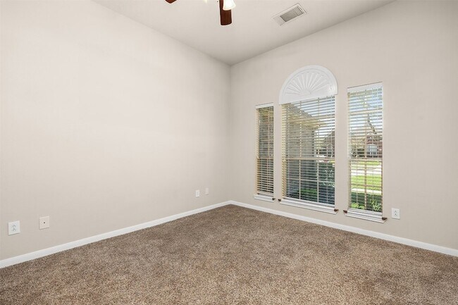 Building Photo - 3715 Crescent Dr