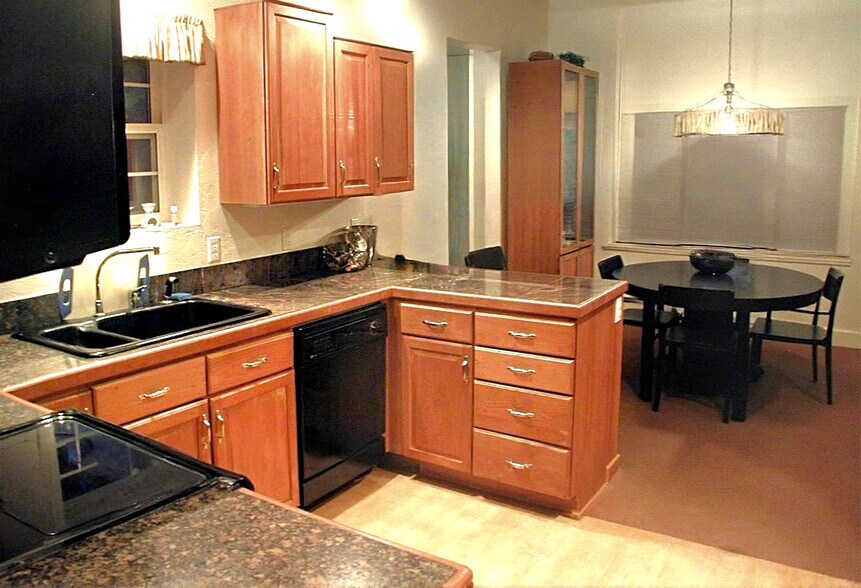 Kitchen / Dining room - 4326 E 17th Avenue Pky