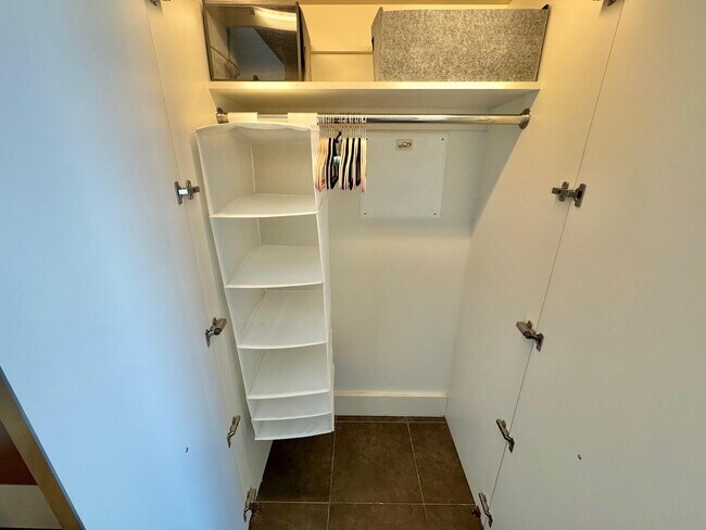 Building Photo - BEAUTIFUL, TURN-KEY HIGH-FLOOR CONTEMPORAR...